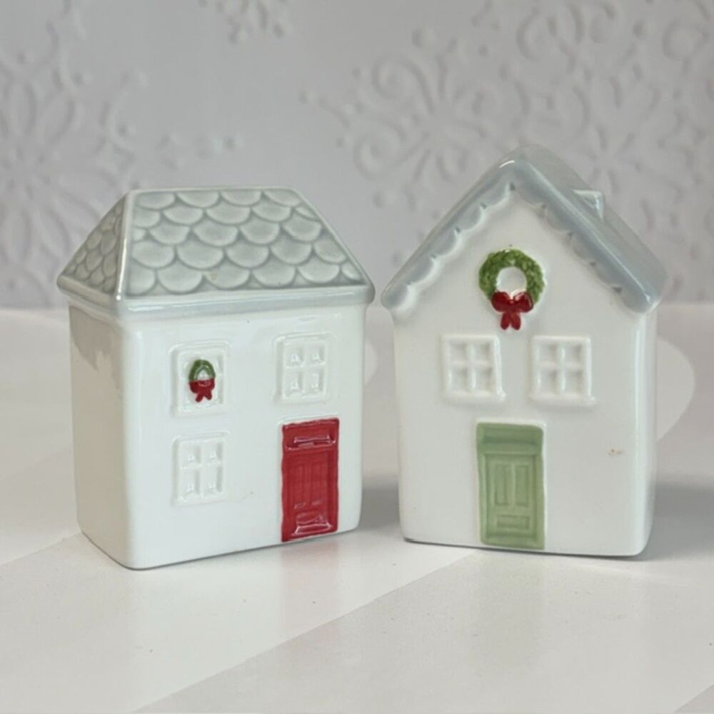 Christmas House Salt Pepper Shakers Ceramic Wreath Red Green Doors Set of 2